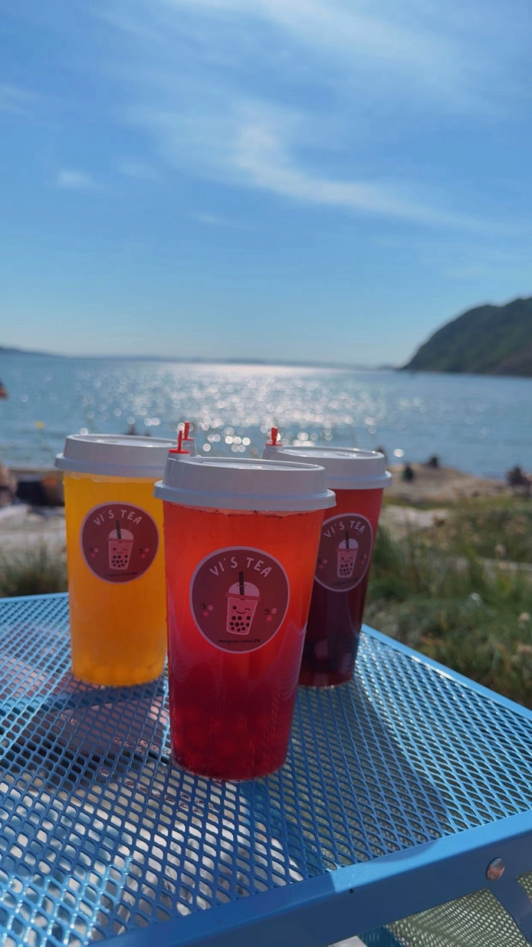 Tre färgglada bubble tea-drycker från Vi's Tea vid havet